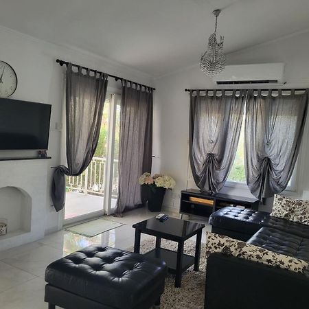 Villa Neyla Four Bedroom Coral Bay Beach Front Bagian luar foto