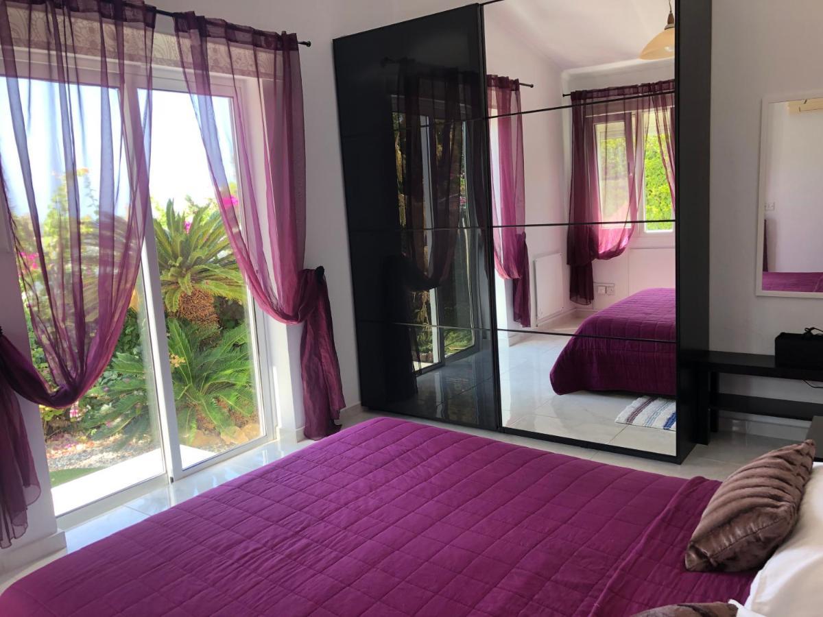 Villa Neyla Four Bedroom Coral Bay Beach Front Bagian luar foto
