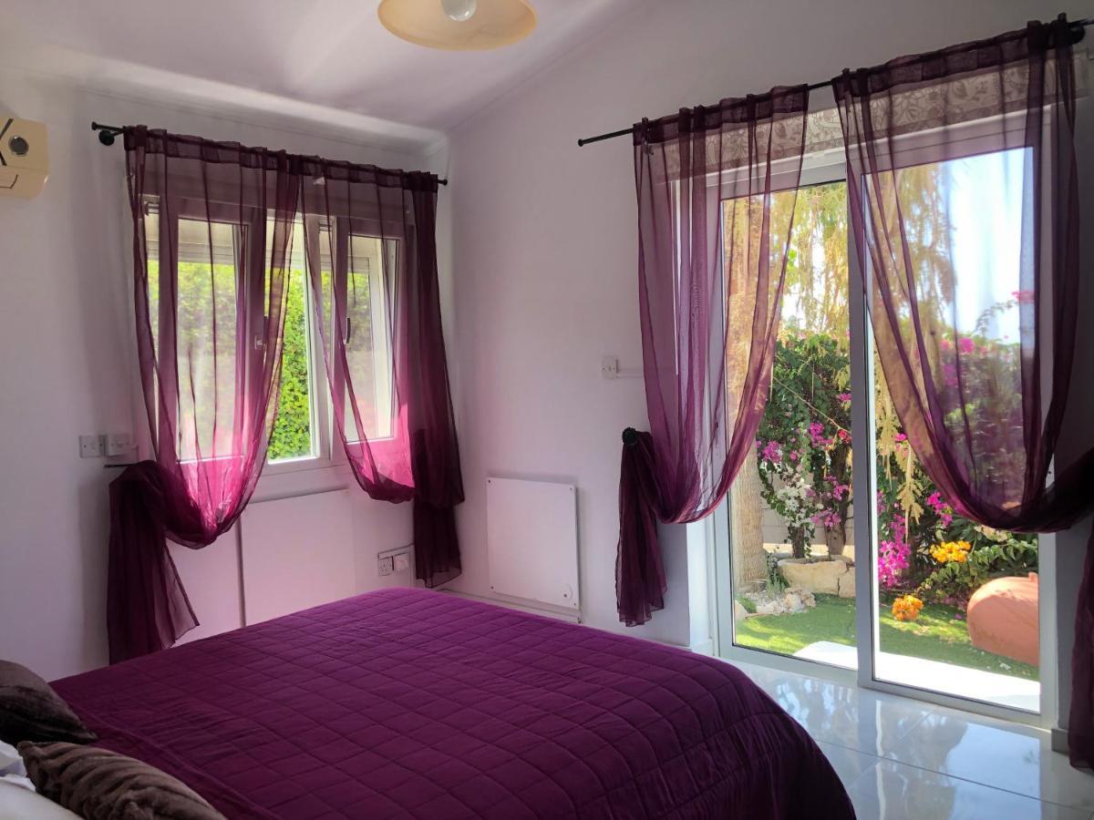 Villa Neyla Four Bedroom Coral Bay Beach Front Bagian luar foto