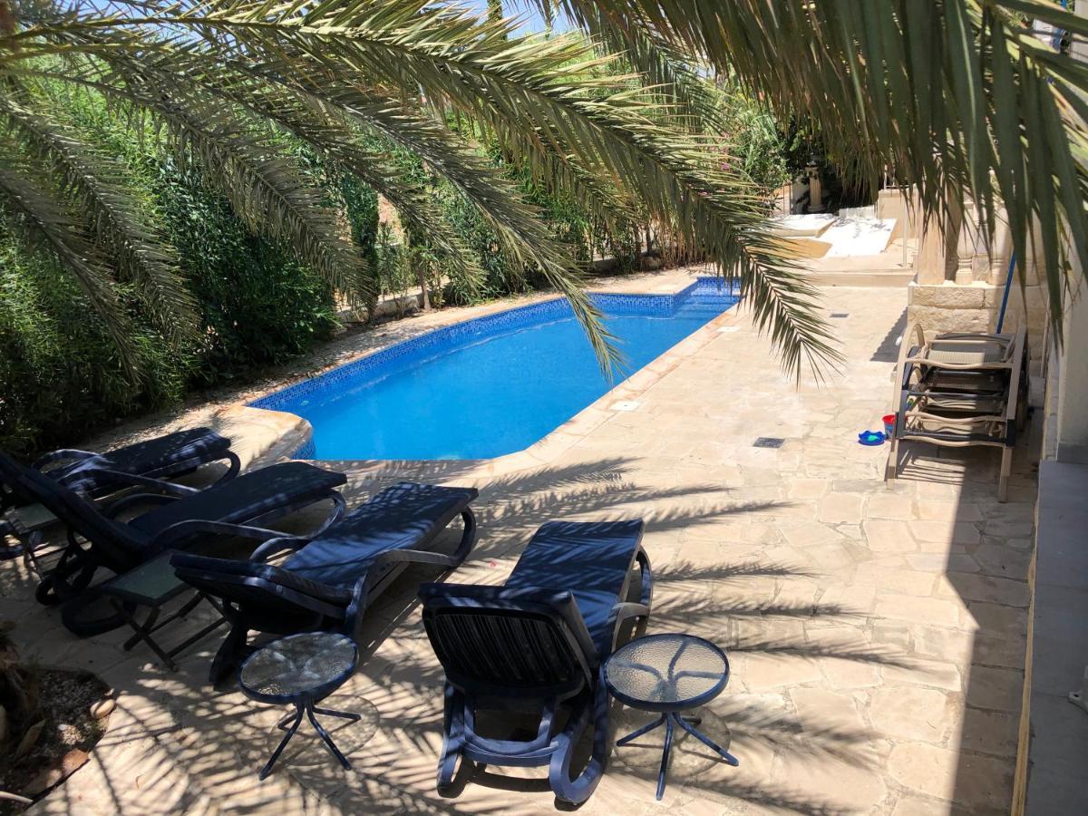 Villa Neyla Four Bedroom Coral Bay Beach Front Bagian luar foto