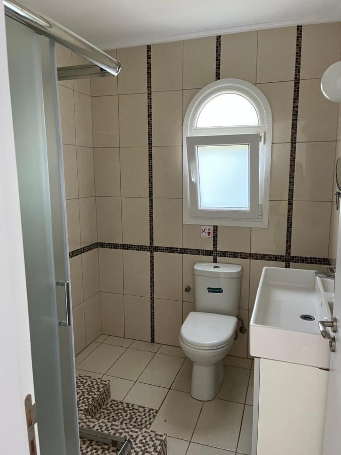 Villa Neyla Four Bedroom Coral Bay Beach Front Bagian luar foto