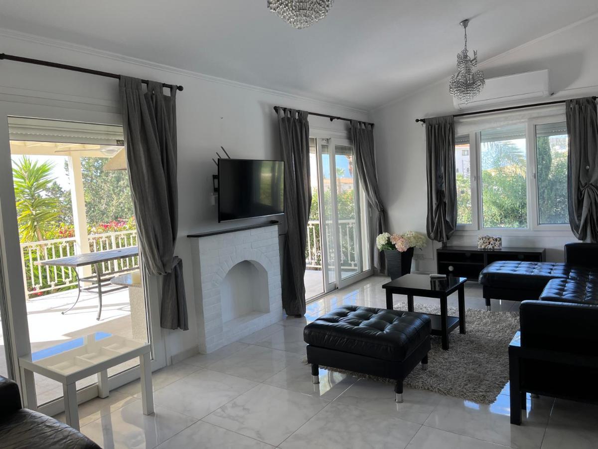 Villa Neyla Four Bedroom Coral Bay Beach Front Bagian luar foto