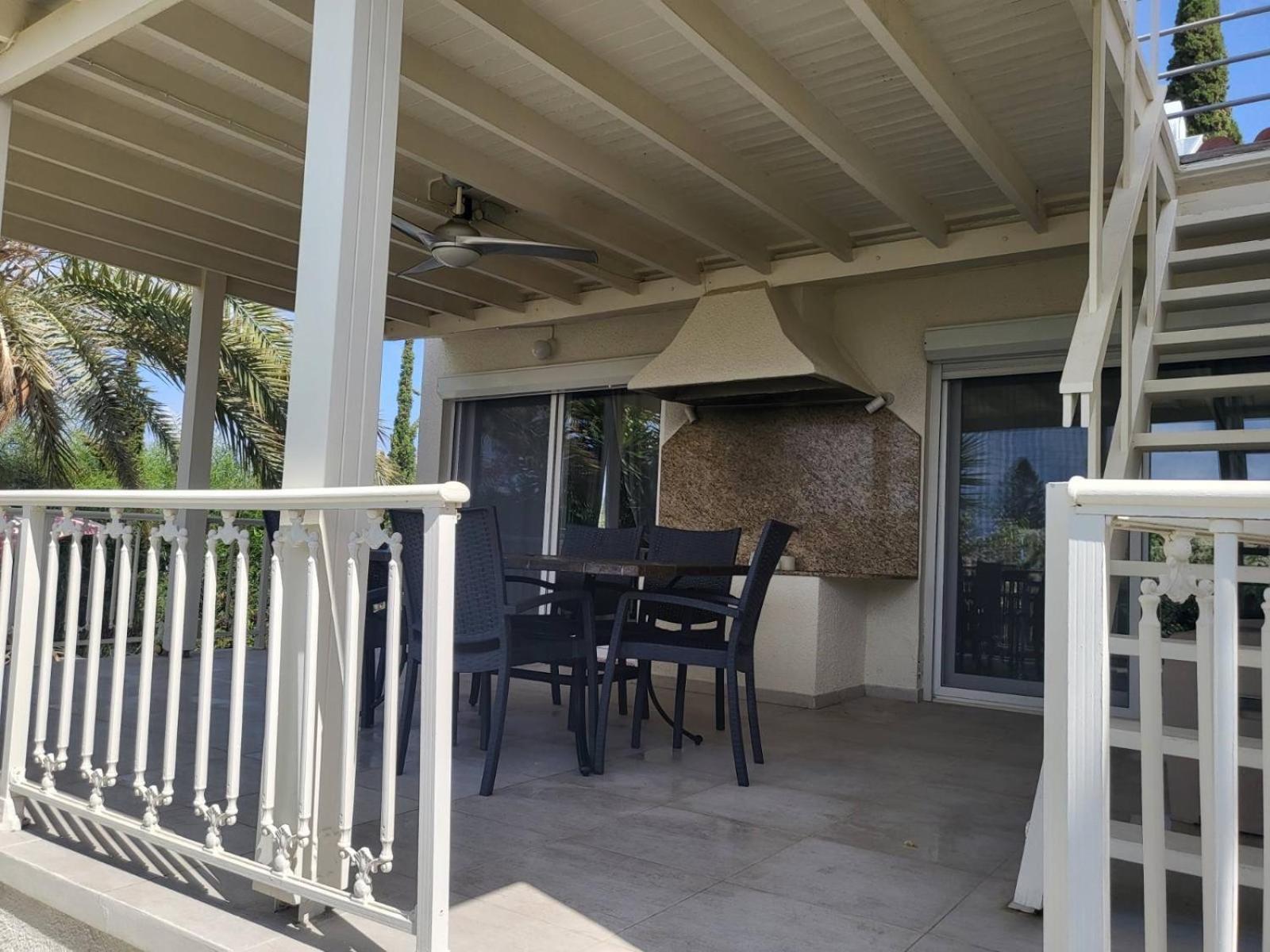 Villa Neyla Four Bedroom Coral Bay Beach Front Bagian luar foto