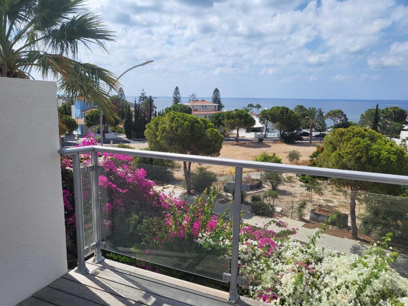 Villa Neyla Four Bedroom Coral Bay Beach Front Bagian luar foto