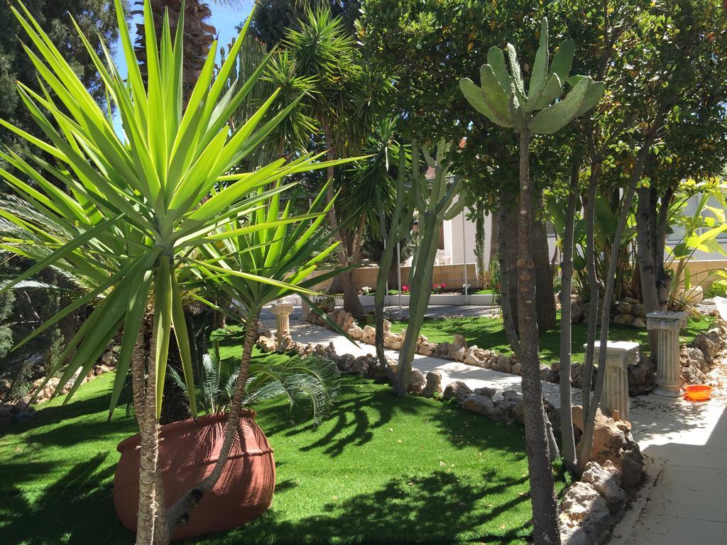 Villa Neyla Four Bedroom Coral Bay Beach Front Bagian luar foto